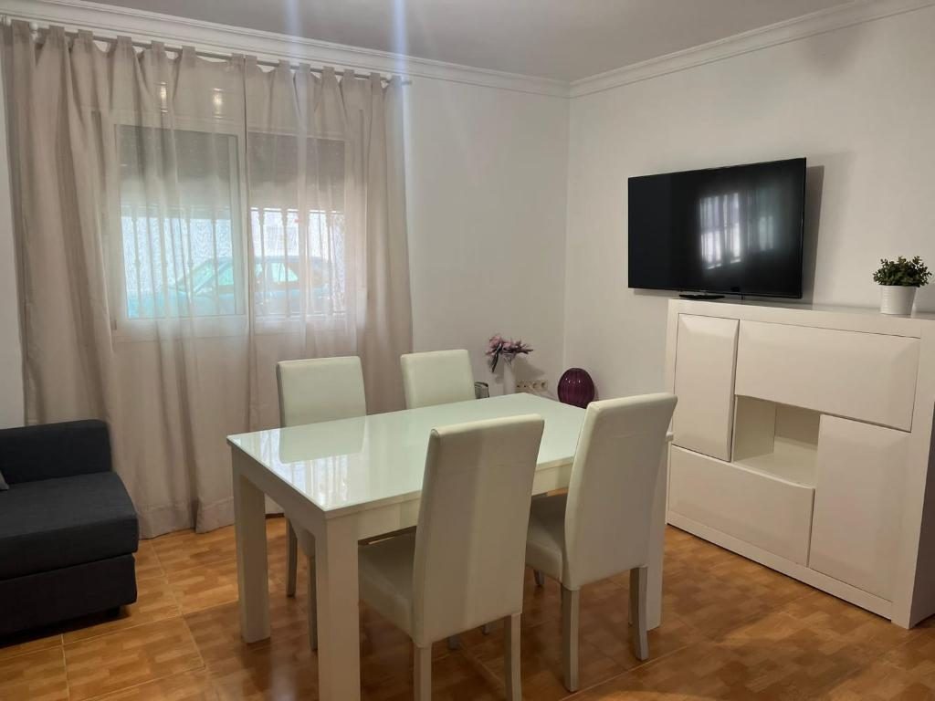Salón del Apartamento Guadalora, con mesa de comedor y televisión
