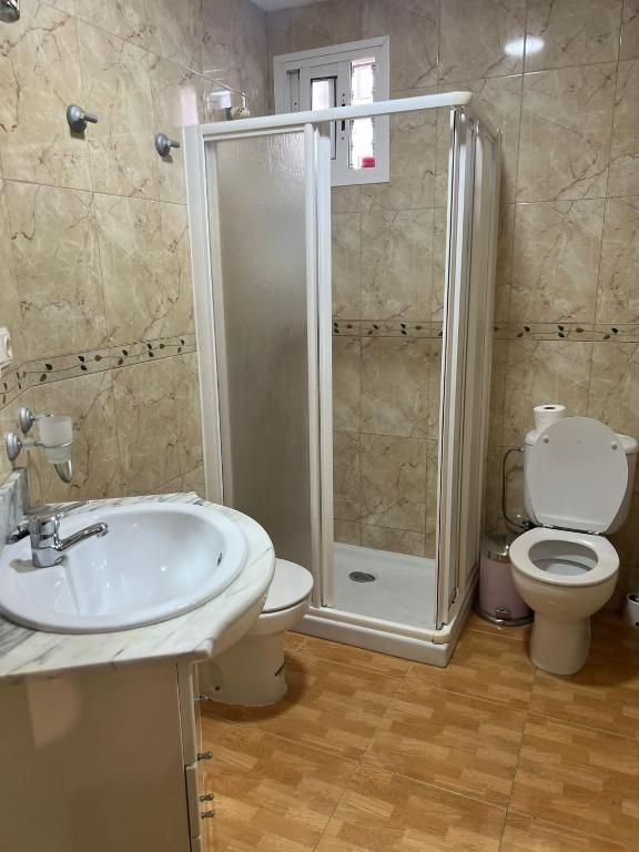 Baño con mampara de ducha