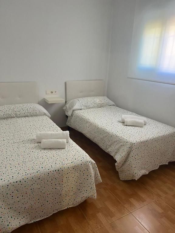 Dormitorio con dos camas de 90