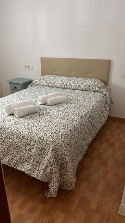 Dormitorio con cama de matrimonio