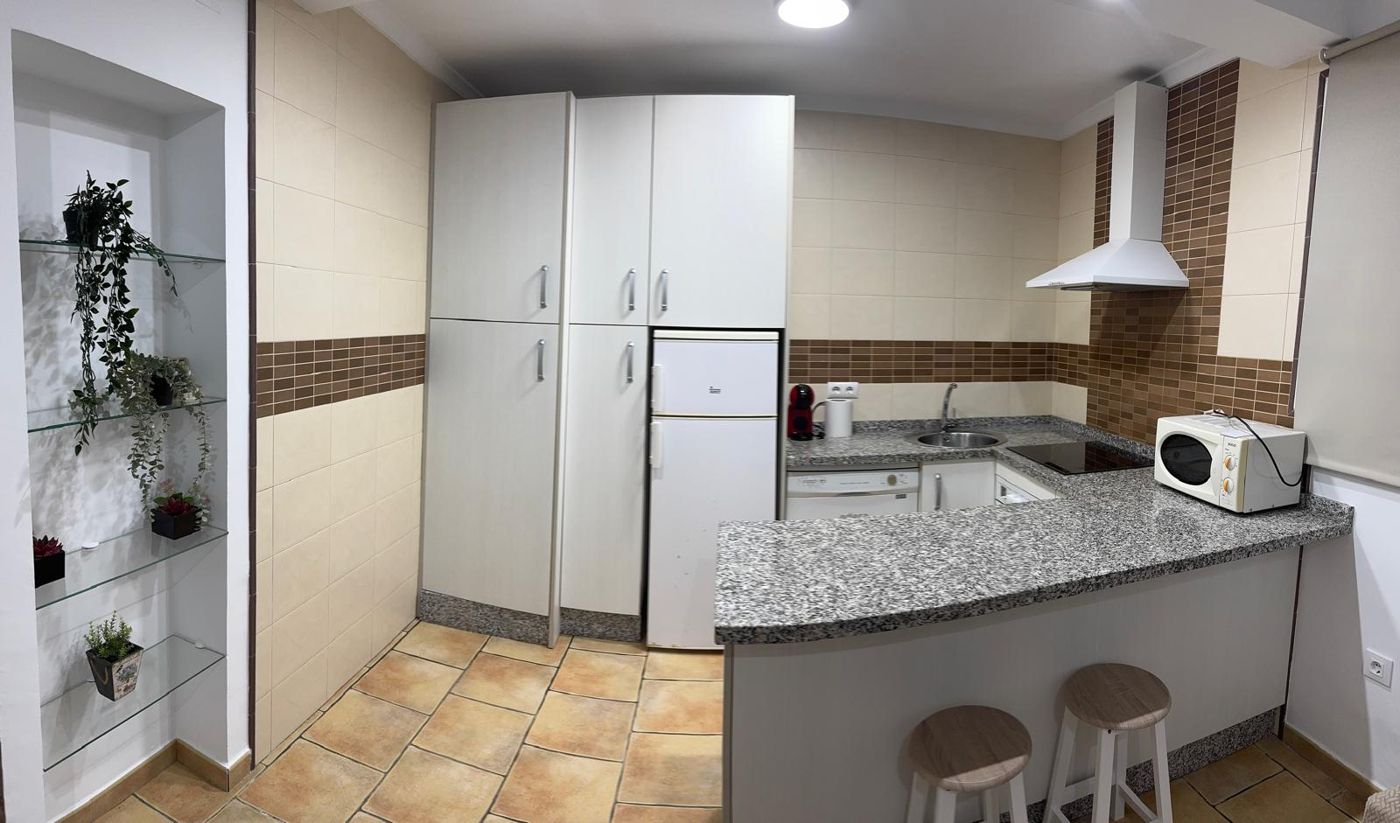 Cocina equipada con barra de desayuno