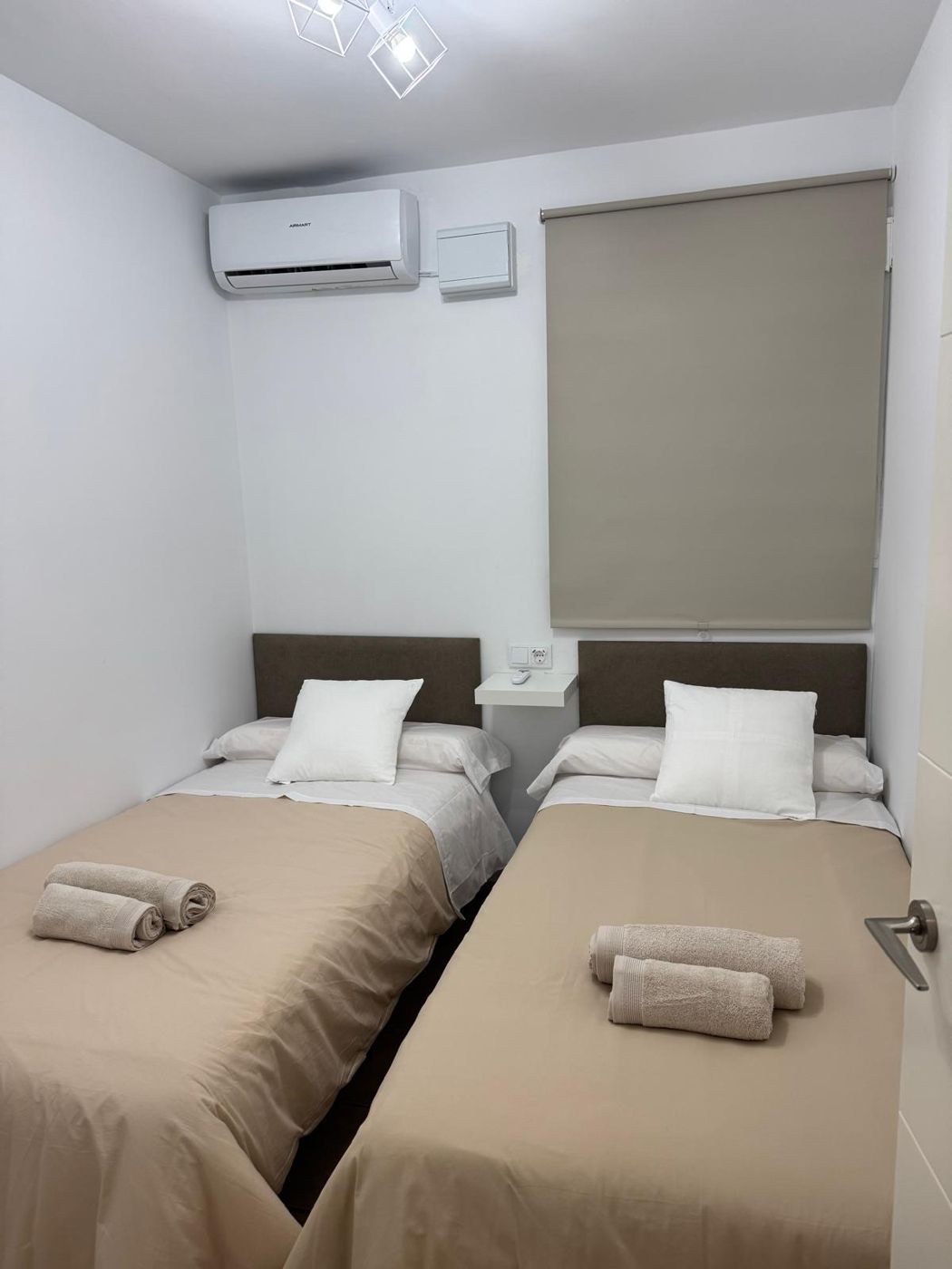 Dormitorio con dos camas de 90