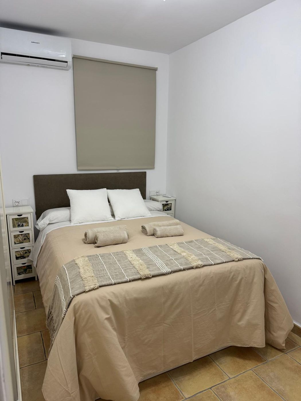 Dormitorio con cama de matrimonio y aire acondicionado